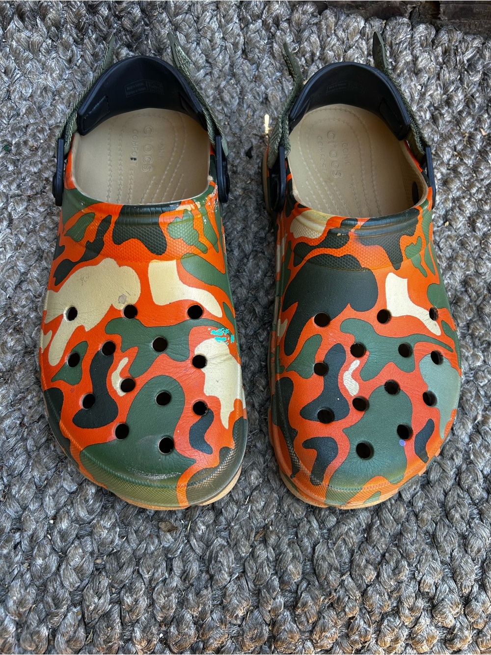 Crocs men’s 10 Classic Clog - Orange Green Cam
